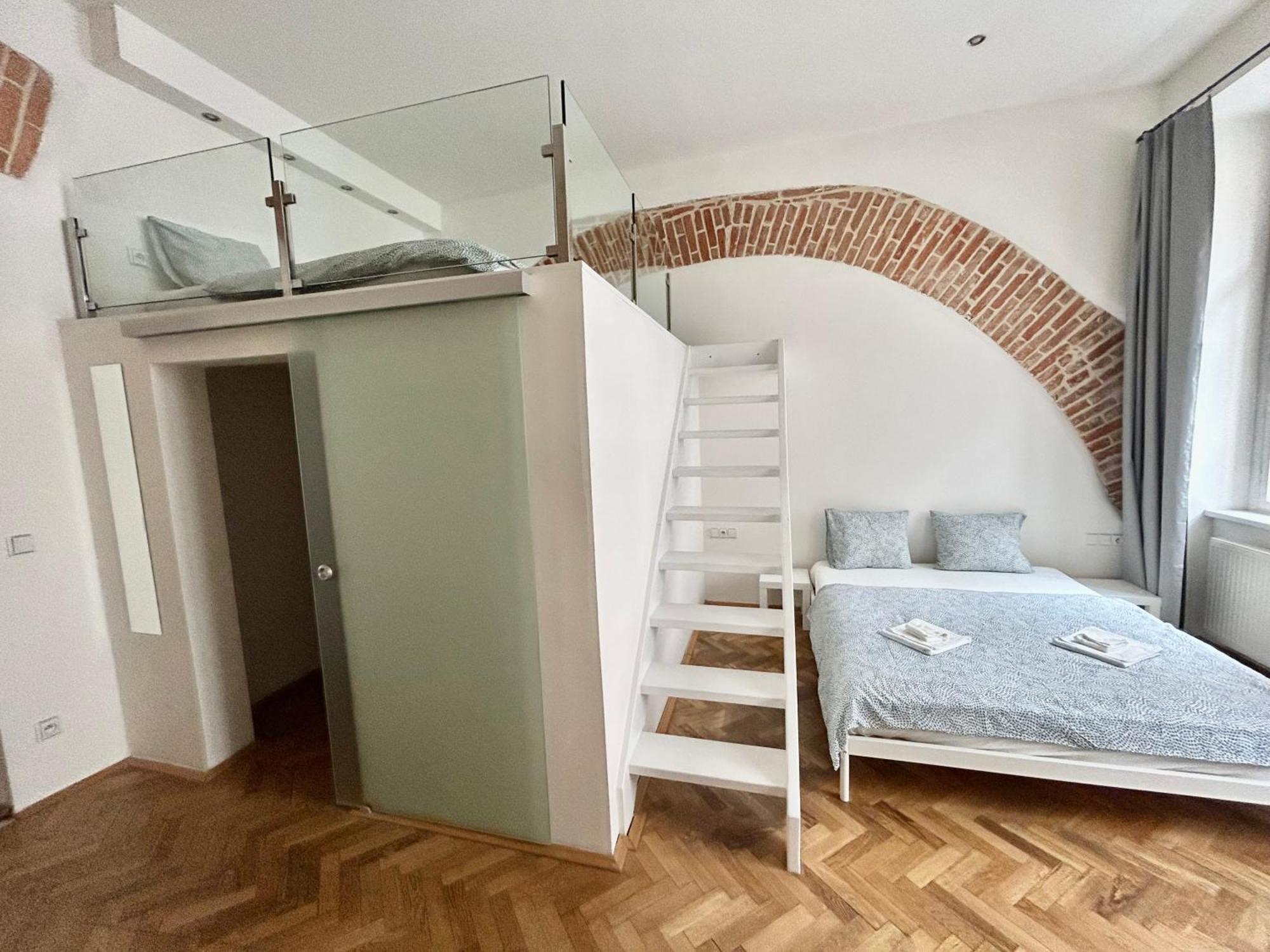 Апартаменти Party House - Ve Smeckach 18, Center!! *